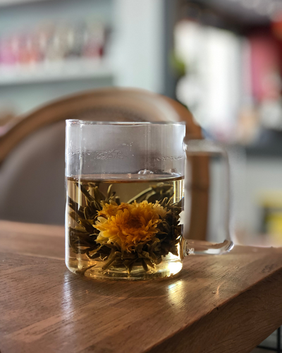 La fleur de thé : quand la dégustation devient un rituel sensoriel